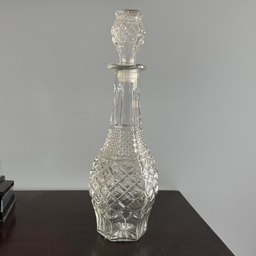 Elegant Clear Glass Decanter with Stopper